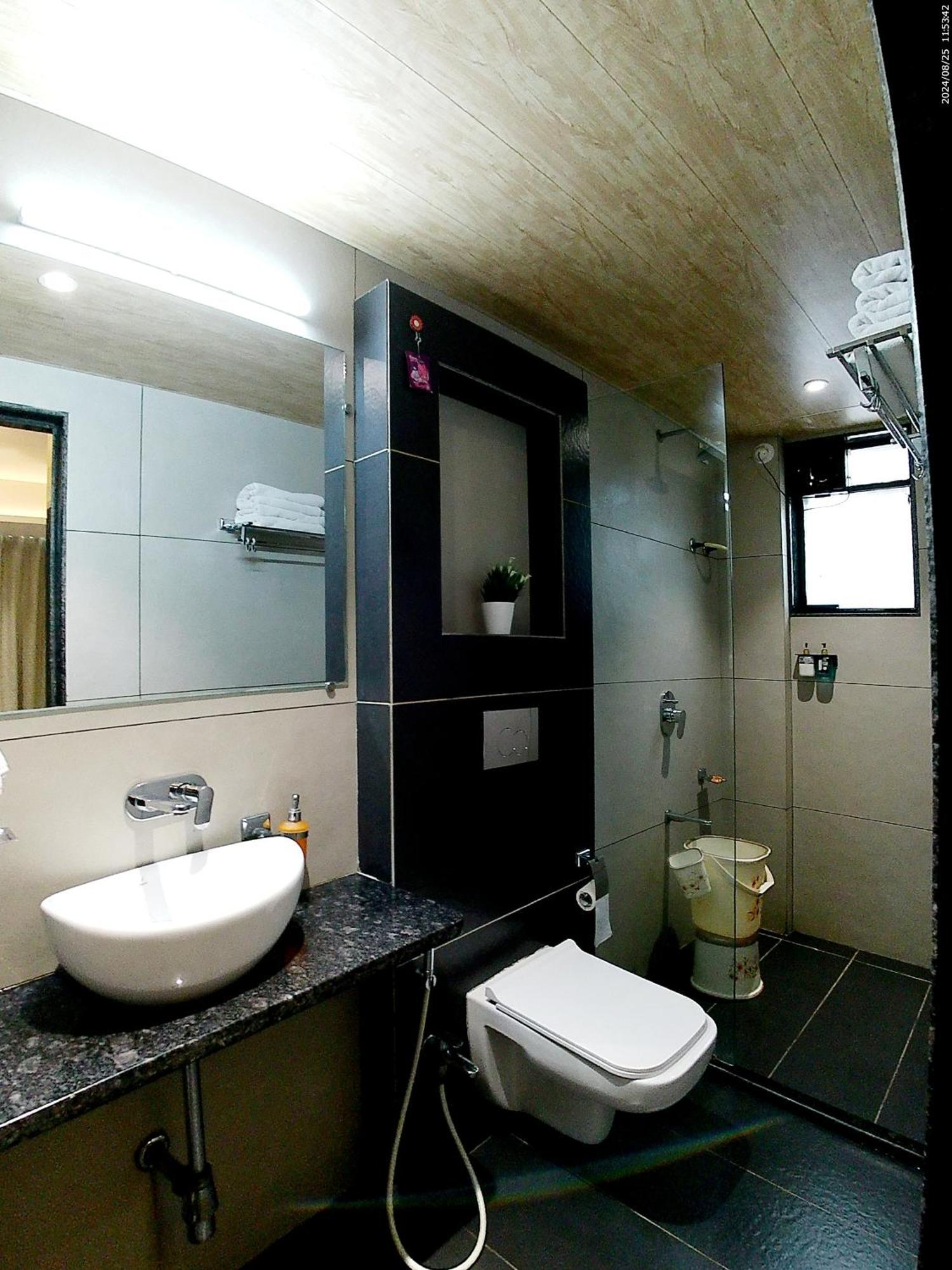 Hotel Sai Pratik, Newly Built Up, Complimentary Shuttle To The Temple Shirdi Exterior photo